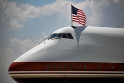 外交デビューのはずが…トランプが、新型エアフォースワンへの「搭乗を避けた」理由とは？