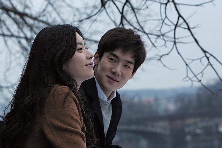 『ビューティー・インサイド』よりハン・ヒョジュ（左）とユ・ヨンソク（右）