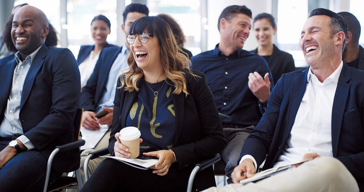 皆で笑えば怖くない!? PEOPLEIMAGES/SHUTTERSTOCK