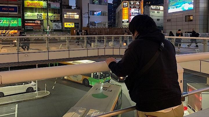 沖縄では県外に出稼ぎに行くことを「キセツに行く」という。労災隠しやコロナ切りに遭ったシュウゴさんは「キセツに行こうと決めたときは、いろんな夢もあったはずなのに……」と夕暮れ時の都心で独りたたずむ（筆者撮影）