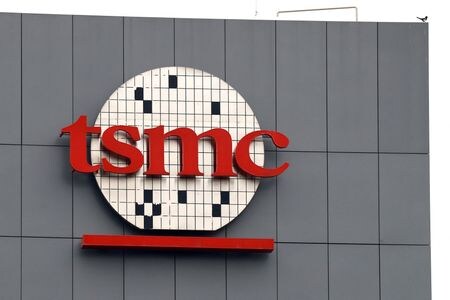 　１月１２日、半導体受託生産最大手の台湾積体電路製造（ＴＳＭＣ）が発表した第４・四半期決算は、純利益が７８％増の２９５９億台湾ドル（９７億２０００万ドル）だった。写真はＴＳＭＣのロゴ。台湾の台南市で昨年１２月撮影（２０２３年　ロイター／Ann Wang ）