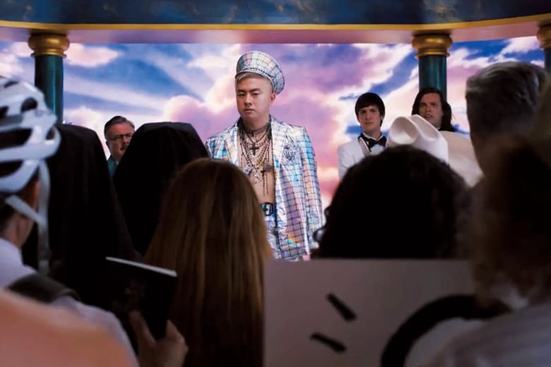 （写真左から右へ）自分の限界に挑んだ父親役のレーン、神様役のヤン、全く似ていない一卵性双生児のシャープとジャクソン（作品の一場面）　A24ｰSLATE