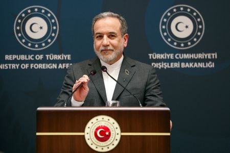 写真はイランのアラグチ外相。１月、トルコ・イスタンブールで撮影。REUTERS/Dilara Senkaya