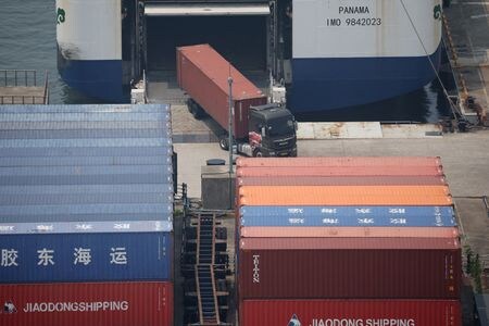 　韓国の呂翰九通商交渉本部長は１４日、８月１日の期限までに米国と「原則的な」通商合意に至ることは可能かもしれないとしつつ、米国の懲罰的な関税の免除に向けた詳細なパッケージを仕上げるには時間が短いと述べた。メディアが伝えた。写真は韓国・平沢市の港で８日撮影（２０２５年　ロイター/Kim Hong-Ji）