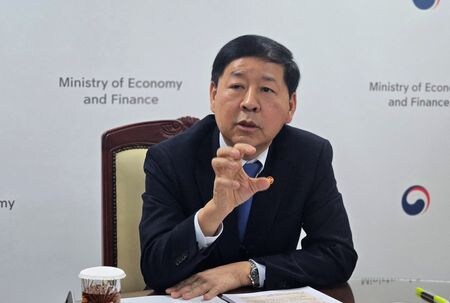 　３月２６日、韓国政府は、イラン情勢の緊迫化に伴う燃料価格の高騰を受け、２７日午前０時から燃料価格の上限を引き上げる一方で、消費者の負担軽減に向け、燃料税の減税を拡大する。写真は、政府庁舎でロイターの取材に応じる韓国の具潤哲・財政経済相。ソウルで１月撮影（２０２６年　ロイター/Dogyun Kim）