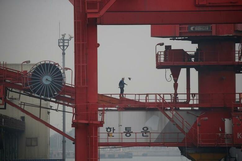 韓国中銀が発表した第4・四半期GDP速報値は、政府支出の急増を受けて、前期比で約2年ぶりの高い伸び率を記録した。ただ2019年通年のGDP伸び率は2.0％と、2009年以来10年ぶりの低水準だった。写真は仁川で2016年5月撮影（2020年　ロイター／Kim Hong-Ji）