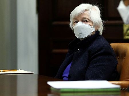 　 イエレン米財務長官（写真）は４月５日、過去３０年にわたる法人税率引き下げ競争に終止符を打つために、２０カ国・地域（Ｇ２０）に対し法人税に世界的な「最低税率」を設定することで合意するよう働きかけていると述べた。ホワイトハウスで３月撮影（２０２１年　ロイター/Tom Brenner）
