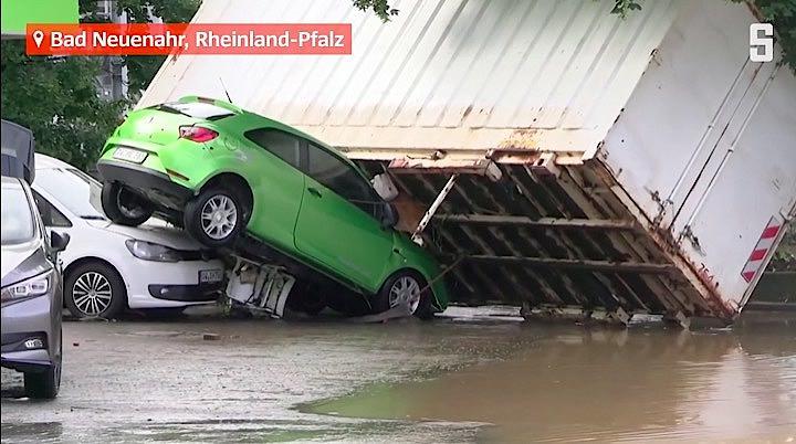 ドイツなど欧州西部で記録的な豪雨により洪水が発生し、15日までに少なくとも44人が死亡し、数十人が行方不明になっている。 DER SPIEGEL / YouTube