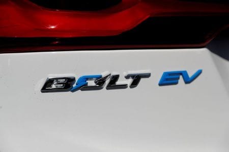 米自動車大手ゼネラル・モーターズ（ＧＭ）は１６日、電気自動車（ＥＶ）「シボレー・ボルト」に搭載されたバッテリーで発火事故が発生しリコール（無償の回収・修理）を実施した問題を受け、ミシガン州の組立工場の操業停止を少なくとも１０月１５日まで延長すると発表した。２０１７年１０月撮影（２０２１年　ロイター/Stephen Lam）