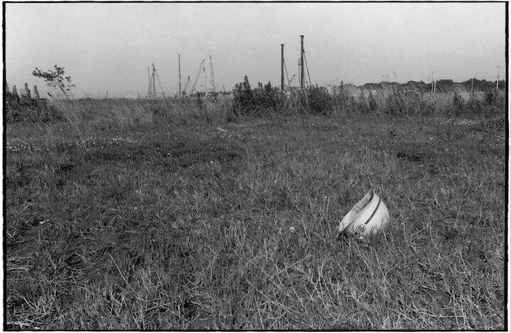 1989年の事件では、被害者の遺体はドラム缶にコンクリート詰めにされて東京・江東区の埋立地に遺棄された。写真は、筆者が事件の翌年の1990年に撮影した同じ江東区内の埋立地の様子。この場所には現在は商業施設が立ち並ぶが、現在は幹線道路になっている遺体遺棄現場と同じく、人気のない荒野だった。（写真・内村コースケ）