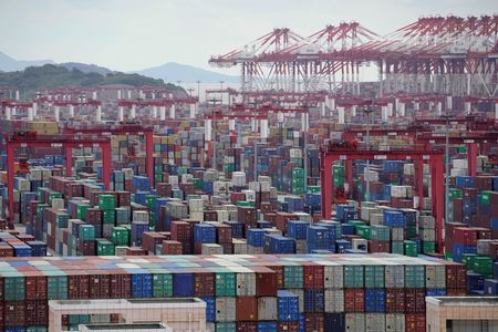 　７月１３日、中国税関総署が発表した６月の貿易統計によると、ドル建て輸出は前年比１７．９％増加と、前月（１６．９％増）およびアナリストの予想を上回り５カ月ぶりの大幅な伸びを記録した。写真は２０２０年１０月、上海の洋山深水港で撮影（２０２２年　ロイター/Aly Song）