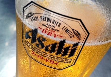 アサヒグループホールディングスが５日発表した２０２０年１―９月期（国際会計基準）の連結営業利益は、前年同期比２６．２％減の１１８０億円だった。写真は、アサヒビールと書かれたグラスに注がれたビール。2015年10月23日にシンガポールのバーで撮影。（2020年　ロイター／Tim Wimborne）