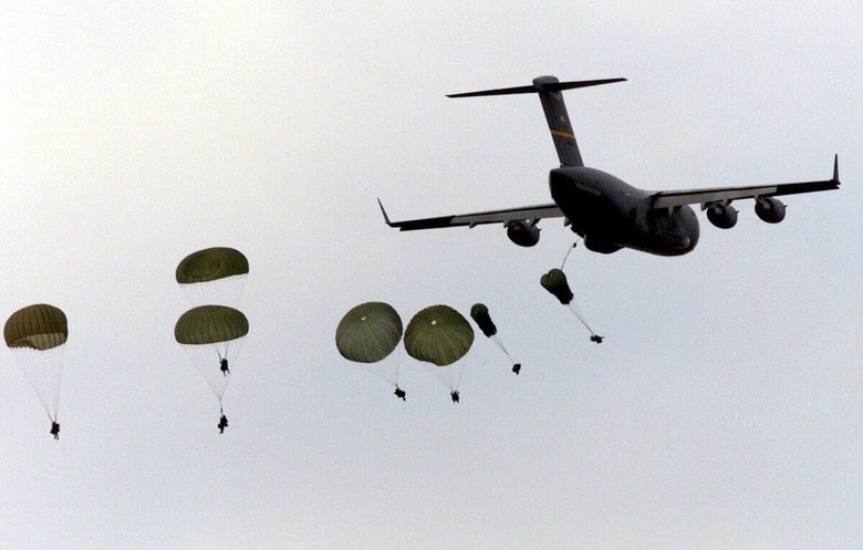 輸送機から降下する第82空挺師団隊員（2000年9月10日、カザフスタンでの平和維持演習で）　REUTERS