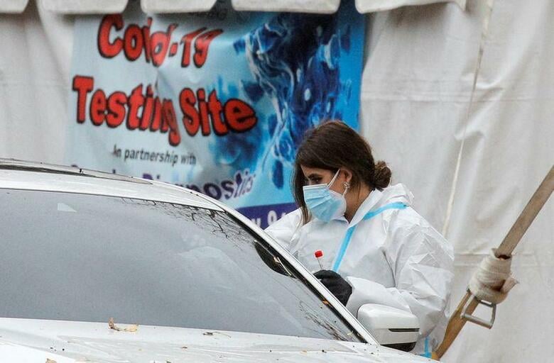 米イリノイ州シカゴ市のライトフット市長は12日、住民に対して30日間外出を控え、感謝祭の期間も自宅に友人や親戚など人を招かないよう勧告を発した。ニュージャージー州のニューアークの検査施設で撮影（2020年　ロイター/Brendan McDermid）