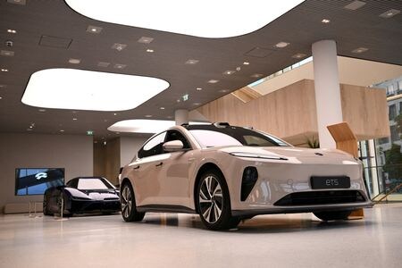 ドイツ連邦統計庁が１８日明らかにしたところによると、１─４月のドイツの中国製ＥＶ（電気自動車）の輸入は３万１５００台と、１５．７％減少したが、ドイツの輸入ＥＶ市場での中国車のシェアは４０．９％に上昇し、首位の座を維持した。ベルリンの上海蔚来汽車ショールーム、昨年８月撮影。（2024年　ロイター/Annegret Hilse/File Photo）