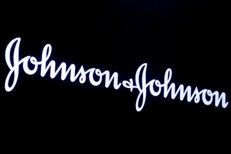 米医薬品・日用品大手ジョンソン・エンド・ジョンソン（Ｊ＆Ｊ）は３０日、開発中の新型コロナウイルスワクチンについて、米国とベルギーで初期の臨床試験（治験）を開始したと発表した。ニューヨークで昨年９月撮影（２０２０年　ロイター/Brendan McDermid）