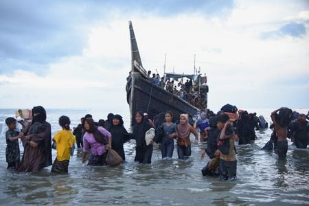 インドネシアのアチェ州に２１日遅く、ミャンマーのイスラム教徒少数民族ロヒンギャ２００人以上がボートで漂着した。写真はインドネシアのウリーマドンで撮影（２０２３年　ロイター）