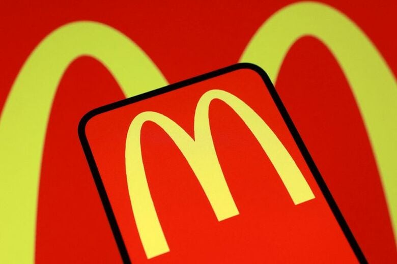 マクドナルドのロゴ。2025年8月撮影。REUTERS/Dado Ruvic