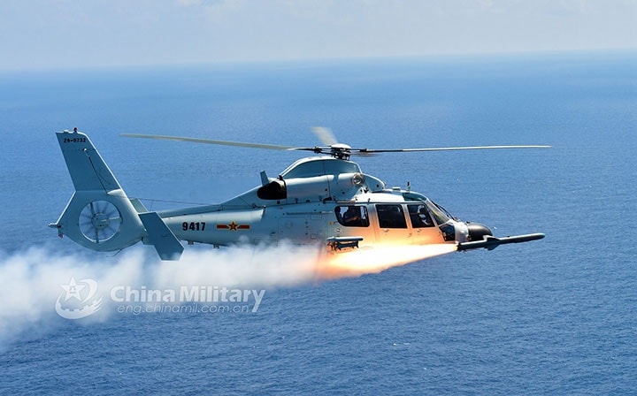 南シナ海で行った演習でミサイルを発射したZ−9ヘリ（5月11日、正確な場所は明かされていない）　Gao Hongwei/China Military Online