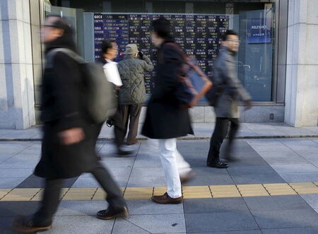 　１月２２日、寄り付きの東京株式市場で、日経平均株価は前営業日比３１９円４６銭高の１万６３３６円７２銭と反発した。ＥＣＢによる追加緩和示唆で前日の欧米株が買われたほか、原油価格の上昇や円安進行など外部環境が改善。リスクオフムードが一服し、東京市場でも幅広く買われている。写真は都内の株価ボード、２０日撮影（２０１６年　ロイター/Toru Hanai）