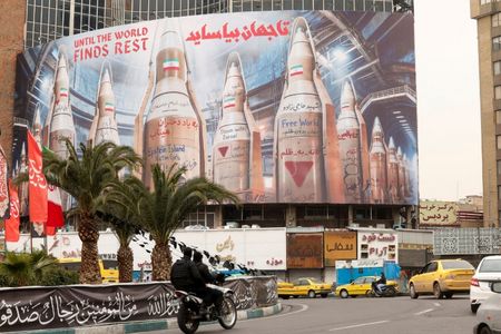 写真はミサイルが描かれたポスター。3月15日、テヘラン市内で撮影。REUTERS/Alaa Al-Marjani