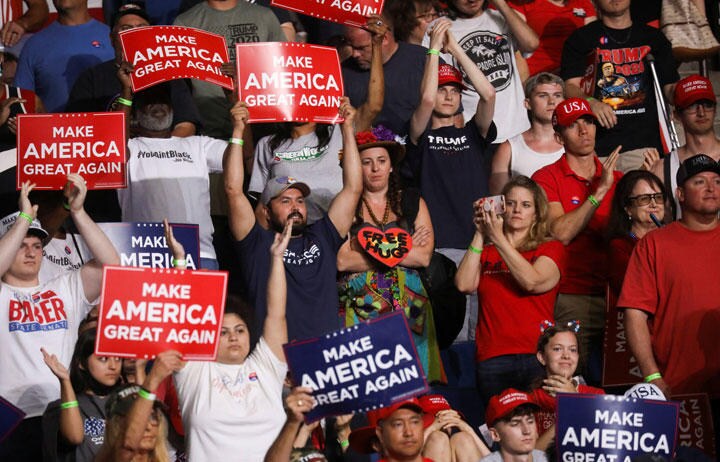 新型コロナの感染拡大中もトランプの選挙集会に集まった支持者たち（6月22日、オクラホマ州タルサ）　Leah Millis-REUTERS