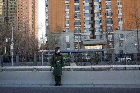 　国際通貨基金（ＩＭＦ）のゲオルギエワ専務理事は２日、中国が国内経済の回復を維持してバランスを取るためには、新型コロナウイルスの政策をさらに調整する必要があるとの認識を示した。写真は北京で１日撮影（２０２２年　ロイター/Thomas Peter）