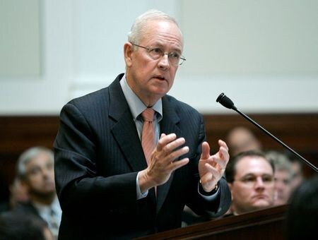 　１月２７日、米上院で開かれたトランプ大統領の弾劾裁判で、大統領弁護団のケネス・スター氏（写真）が陳述を行い、トランプ氏罷免への反対を表明したほか、弾劾裁判が政争の具になっているなどとして弾劾裁判そのものへの疑問を呈した。２００９年３月５日、サンフランシスコで撮影（２０２０年　ロイター/Paul Sakuma）