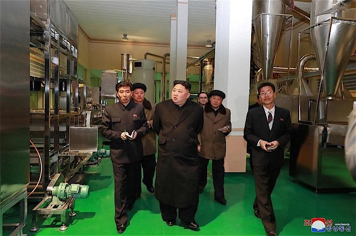 北朝鮮の金正恩朝鮮労働党委員長が最近視察したとされる複数の工場について、アナリストらは、弾道ミサイル発射装置といった軍事装備品の製造も担っていると指摘する。写真は三池淵郡の工場を視察する同委員長（中央）。KCNA提供（2019年　ロイター）