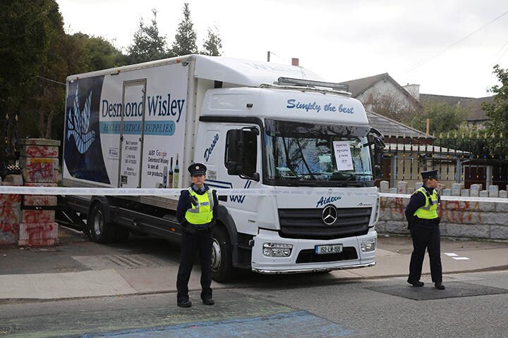 ロシア大使館の門を破壊したトラック（3月7日、ダブリン）　Lorraine O\'Sullivan-REUTERS