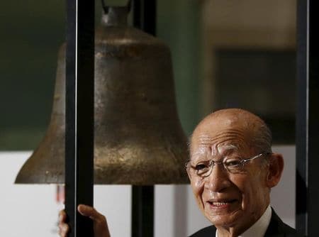 　１１月４日、日本郵政、ゆうちょ銀行、かんぽ生命保険の上場戦略をめぐっては水面下で史上最大という「幻のＩＰＯ構想」が取り沙汰されていた。写真は上場セレモニーでの日本郵政・西室社長（２０１５年　ロイター／TORU HANAI）