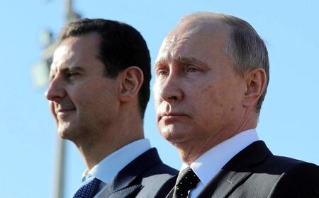 ロシア大統領府（クレムリン）のペスコフ報道官は９日、シリアのアサド前大統領（左）のロシアへの亡命について、プーチン大統領（右）の決定と明らかにした。２０１７年１２月撮影（２０２４年　ロイター/Sputnik/Mikhail Klimentyev/ via REUTERS）