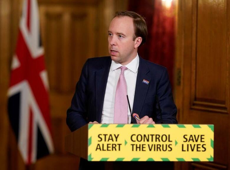 英国のハンコック保健相は、イングランドの新型コロナウイルスによる死者数の算出法を見直すよう指示したことが分かった。新型コロナ以外の要因による死者を含んでいる可能性があるという研究者の指摘を受けた。写真は６月２２日、記者会見するハンコック保健相（２０２０年　ロイター／Andrew Parsons）