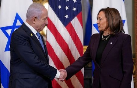 　ハリス米副大統領（写真右）は７月２５日、イスラエルのネタニヤフ首相（左）と「率直かつ建設的な会談」を行ったと述べ、イスラエルの安全保障に対する「揺るぎないコミット」を改めて表明した。ホワイトハウスで撮影（２０２４年　ロイター/Nathan Howard）