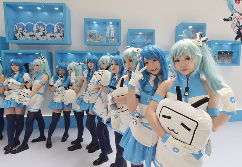 ビリビリワールドにて。マスコットキャラクター「22娘」「33娘」のコスプレをするコンパニオン（ビリビリ動画提供）