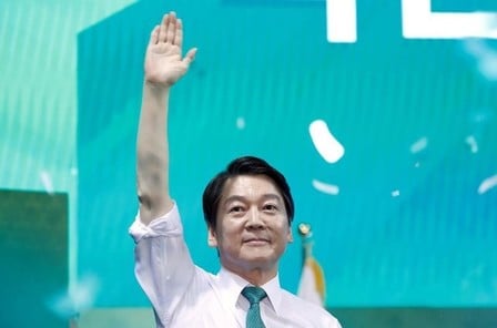 　４月４日、韓国の中道系野党「国民の党」は、朴槿恵前大統領の罷免に伴う大統領選の党公認候補に安哲秀元共同代表（写真）を選出した。（２０１７年　ロイター/Kim Hong-Ji）