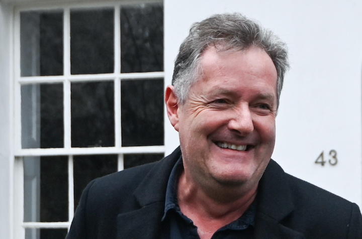 メーガン妃が語った差別や自殺を考えた話は信用できないと批判して人気のテレビ番組を降板したイギリスの有名司会者ピアース・モーガン（3月10日、ロンドンの自宅前で）　Toby Melville-REUTERS