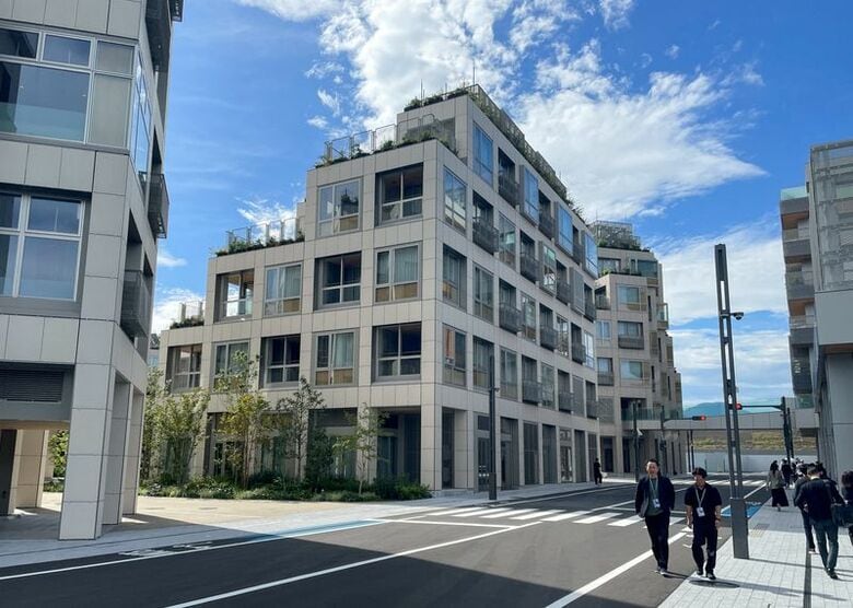 2025年9月25日、静岡県裾野市の実証都市「ウーブン・シティ」を歩く来場者。  REUTERS/Daniel Leussink