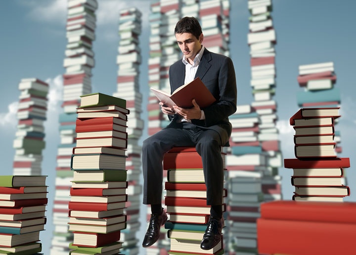 働き盛りの長時間労働が読書率の低下に繋がっているのだろう　sekulicn-iStock.　　