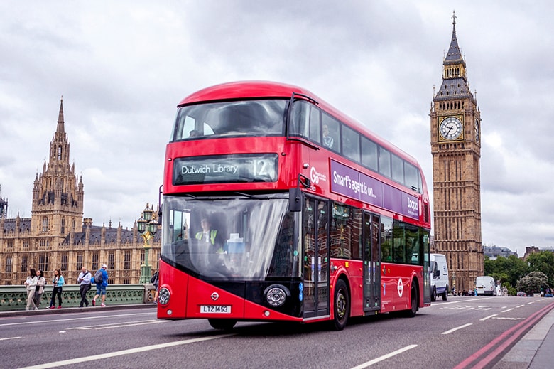 世界の半分の富を握るのは、このバスの定員より少ない富豪　MaxOzerov-iStock