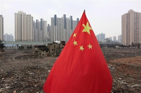 　６月１５日、中国では民間投資が落ち込んでいるため、政府が経済成長を支えるためにインフラ投資を強化。この結果、債務が積み上がり、非効率な公的セクターの改革がさらに先送りされるとの懸念が高まっている。写真は中国の国旗。上海で２０１０年３月撮影（２０１６年　ロイター/Aly Song）