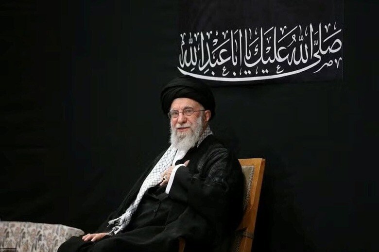 イランの最高指導者ハメネイ師は５日、イスラム教シーア派の最も神聖な日である「アシュラ」の行事に出席した。公の場に姿を現したのは６月１３日のイスラエルによる攻撃後、初めて。５日撮影。イラン最高指導者事務所提供（２０２５年　ロイター）