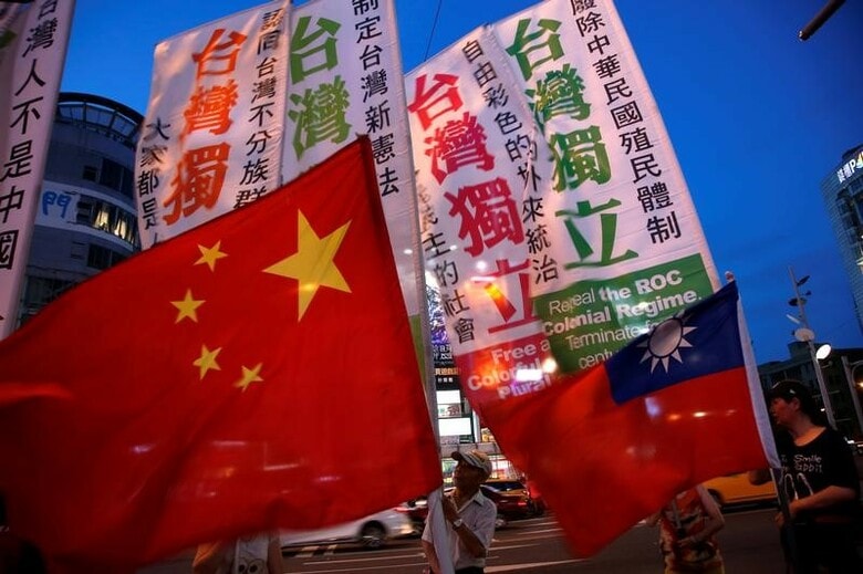 １１月１５日、中国の台湾政策を担当する国務院台湾事務弁公室の馬暁光報道官は、スペイン北東部カタルーニャ自治州による独立に向けた取り組みが失敗したことは台湾の独立も失敗する運命にあることを示していると述べ、すべての国にとって国家の結束が最も重要と指摘した。写真は台湾独立派の掲げる旗。２０１６年５月に台北で撮影（２０１７年　ロイター／Tyrone Siu）