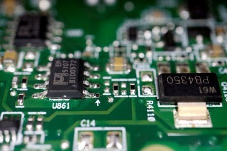 イラスト写真は、プリント回路基板上の半導体チップ。2023年2月17日に撮影。ロイター/フローレンス・ロー/イラスト/ファイル写真