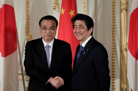 　５月９日、安倍晋三首相と中国の李克強首相は都内の迎賓館で会談し、日中の関係改善の流れを確認した（２０１８年　ロイター／Kiyoshi Ota）