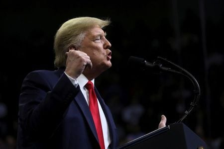 米上院は５日、トランプ大統領の弾劾裁判で、２つの訴追条項のうち「権力乱用」について、５２対４８で無罪評決を出した。アイオワ州デモインで１月撮影（２０２０年　ロイター/Leah Millis）