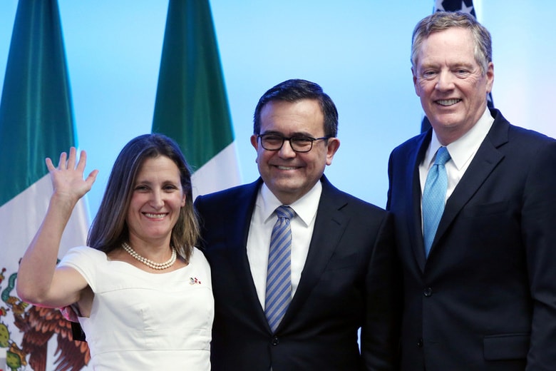 ９月５日、メキシコで開かれていた米国、カナダとの北米自由貿易協定（ＮＡＦＴＡ）再交渉の第２回会合が５日閉幕した。３カ国は協議に進展があったと表明、年内に交渉を終える方針をあらためて確認した。写真は左から、カナダのフリーランド外相、メキシコのグアハルド経済相、ライトハイザー米通商代表部（ＵＳＴＲ）代表（２０１７年　ロイター/Edgard Garrido）