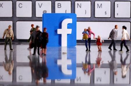 米交流サイト大手フェイスブックは３日、新型コロナウイルスを巡る「偽」コンテンツを禁止すると発表した。保健当局や専門家の見解に反する投稿を削除する。４月撮影（２０２０年　ロイター/DADO RUVIC）