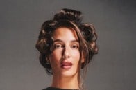 【写真】「極小Tシャツ」にズボンもはかず...アマンダ・バトゥラ、「目のやり場に困る」投稿は炎上商法だった？