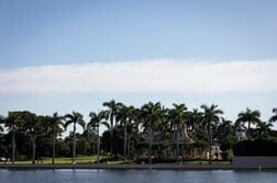 トランプ大統領私邸周辺に飛行制限案、米当局が安全上の懸念で